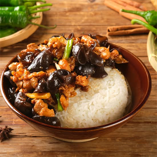 青椒木耳炒鸡盖码饭 WoodEar Mushroom and Green Pepper with Chicken GAIMA Rice Bowl